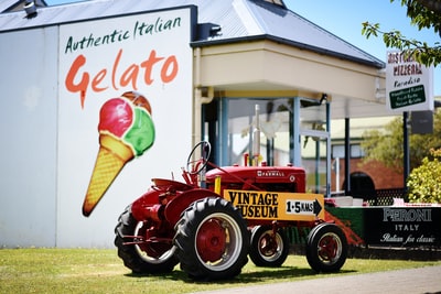 红拖拉机附近的冰淇淋店
